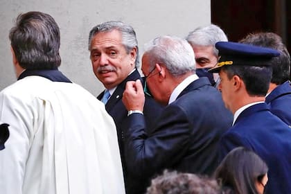 Alberto Fernández al llegar a la Catedral Metropolitana por el tedeum del 25 de Mayo