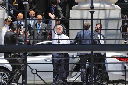Alberto Fernández saluda al llegar al Congreso