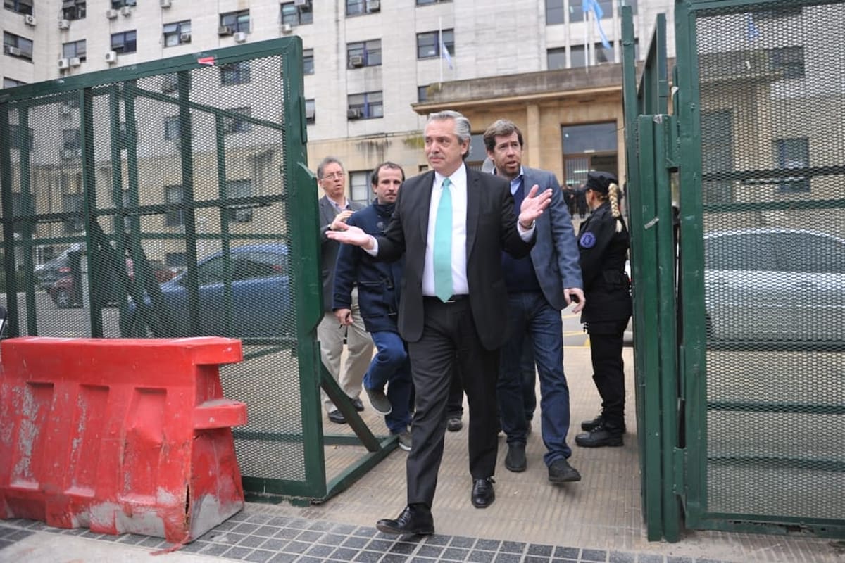 Alberto Fernández al salir de los tribunales de Comodoro Py