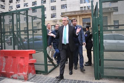 Alberto Fernández al salir de los tribunales de Comodoro Py