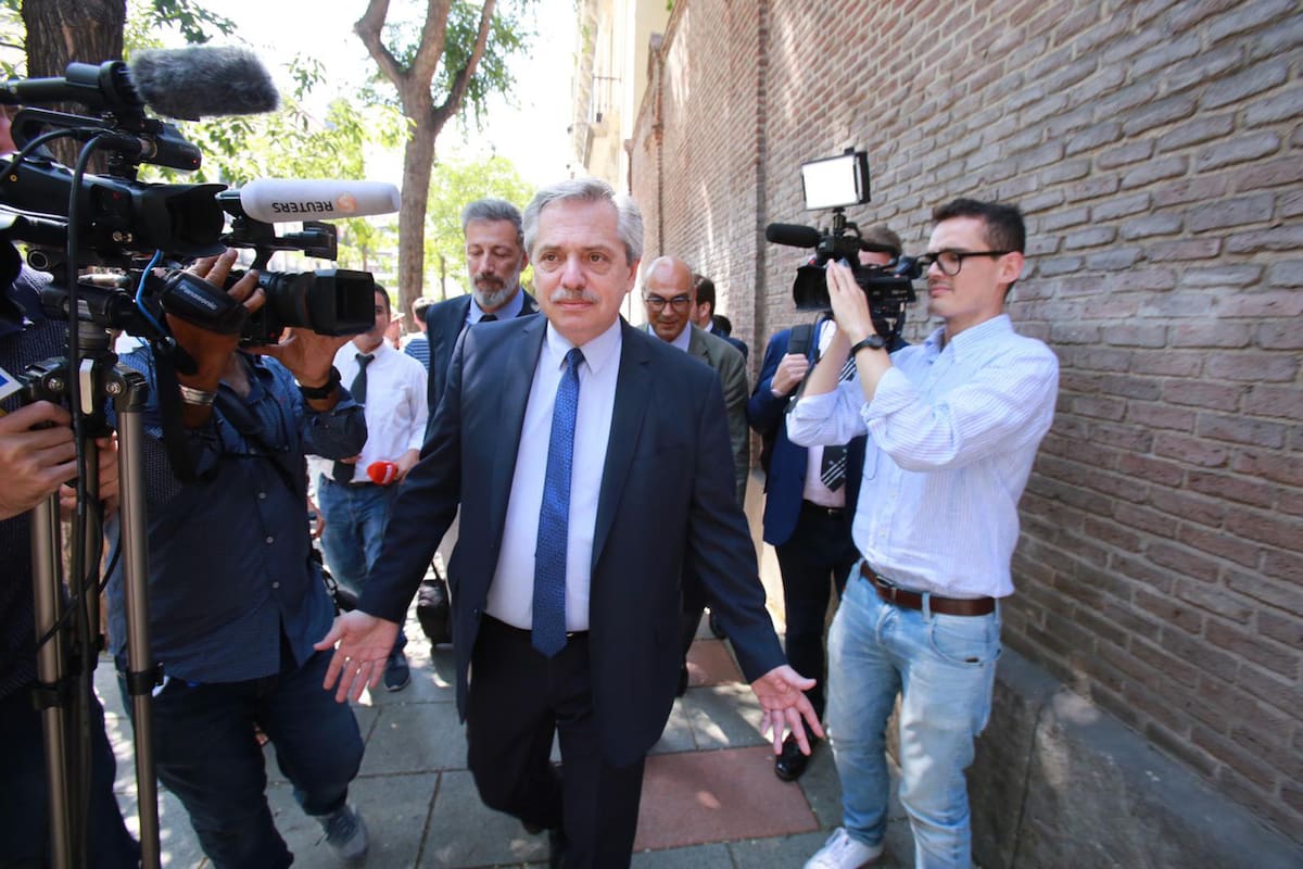 Alberto Fernández alterminar su clase en la Universidad Camilo José Cela en Madrid