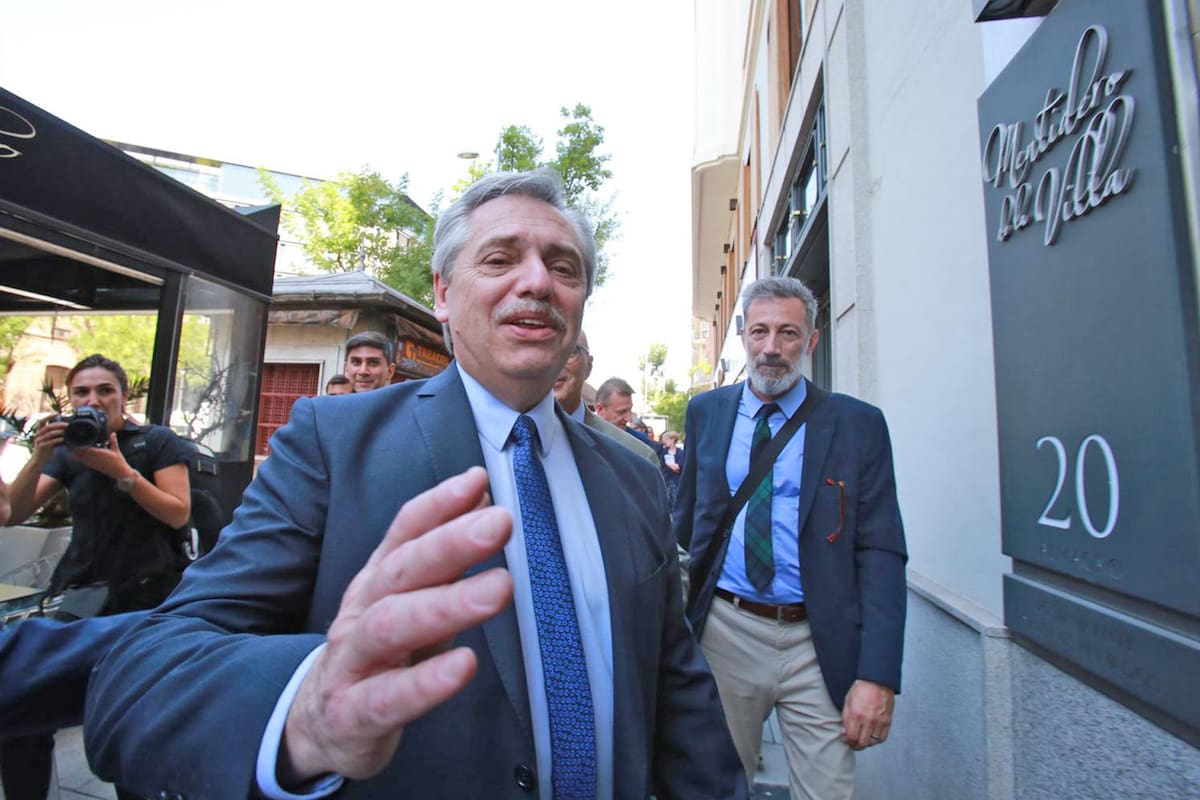 Alberto Fernández alterminar su clase en la Universidad Camilo José Cela en Madrid