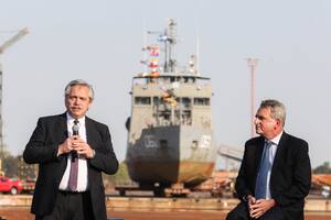 Alberto Fernández anunció, junto al ministro de Defensa Agustín Rossi, la creación del Fondo Nacional de la Defensa en la sede del astillero Tandanor