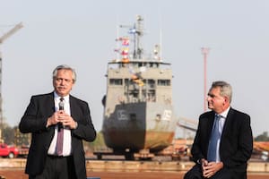 Alberto Fernández anunció, junto al ministro de Defensa Agustín Rossi, la creación del Fondo Nacional de la Defensa en la sede del astillero Tandanor
