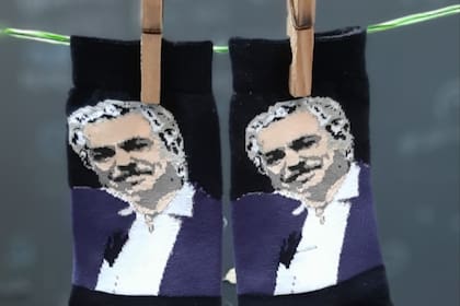 Alberto Fernández aparece en un par de medias fabricadas por The Retro Point