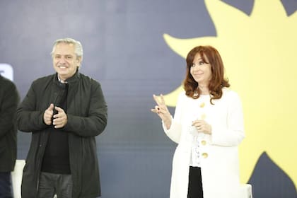 Alberto Fernández aplaude a Cristina Kirchner en el acto de presentación de los candidatos del Frente de Todos