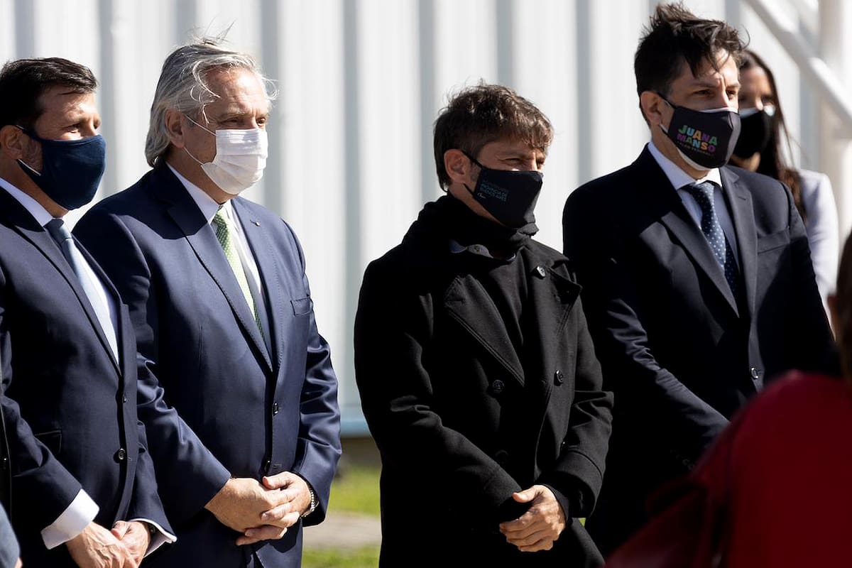 Alberto Fernández; Axcel kicillof y Nicolás Trotta llegan a la planta de distribución de BGH en Ezeiza para anuncio de producción de netbooks para escuelas