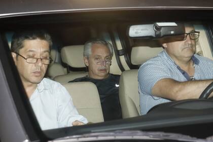 Alberto Fernández ayer a la noche tras ser atendido por una hernia de disco lumbar