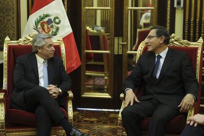 Alberto Fernández, ayer, en Lima, con el presidente Vizcarra