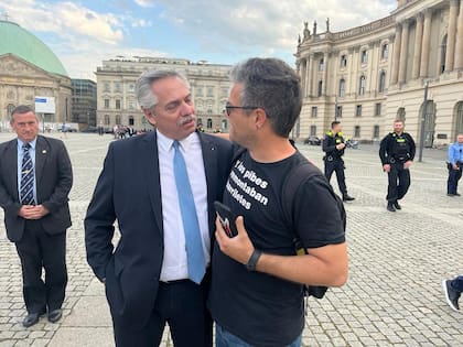 Alberto Fernández, ayer, en una recorrida por las calles de Berlín