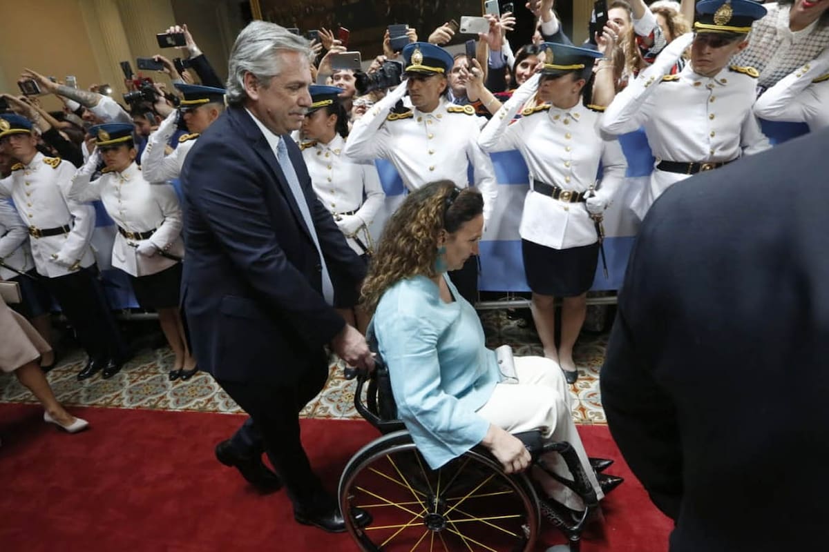 Alberto Fernández ayudo a Gabriela Michetti a entrar al recinto del Senado