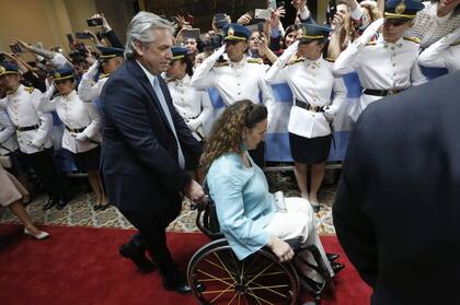 Fernández ingresó al recinto de la Cámara de Diputados junto a la vicepresidenta saliente Gabriela Michetti