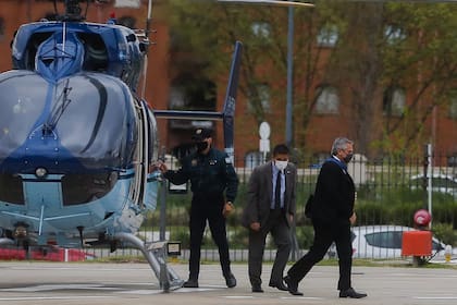 Alberto Fernández baja del helicóptero y se dirige a casa Rosada; a la tarde le tomará juramento a los nuevos ministros