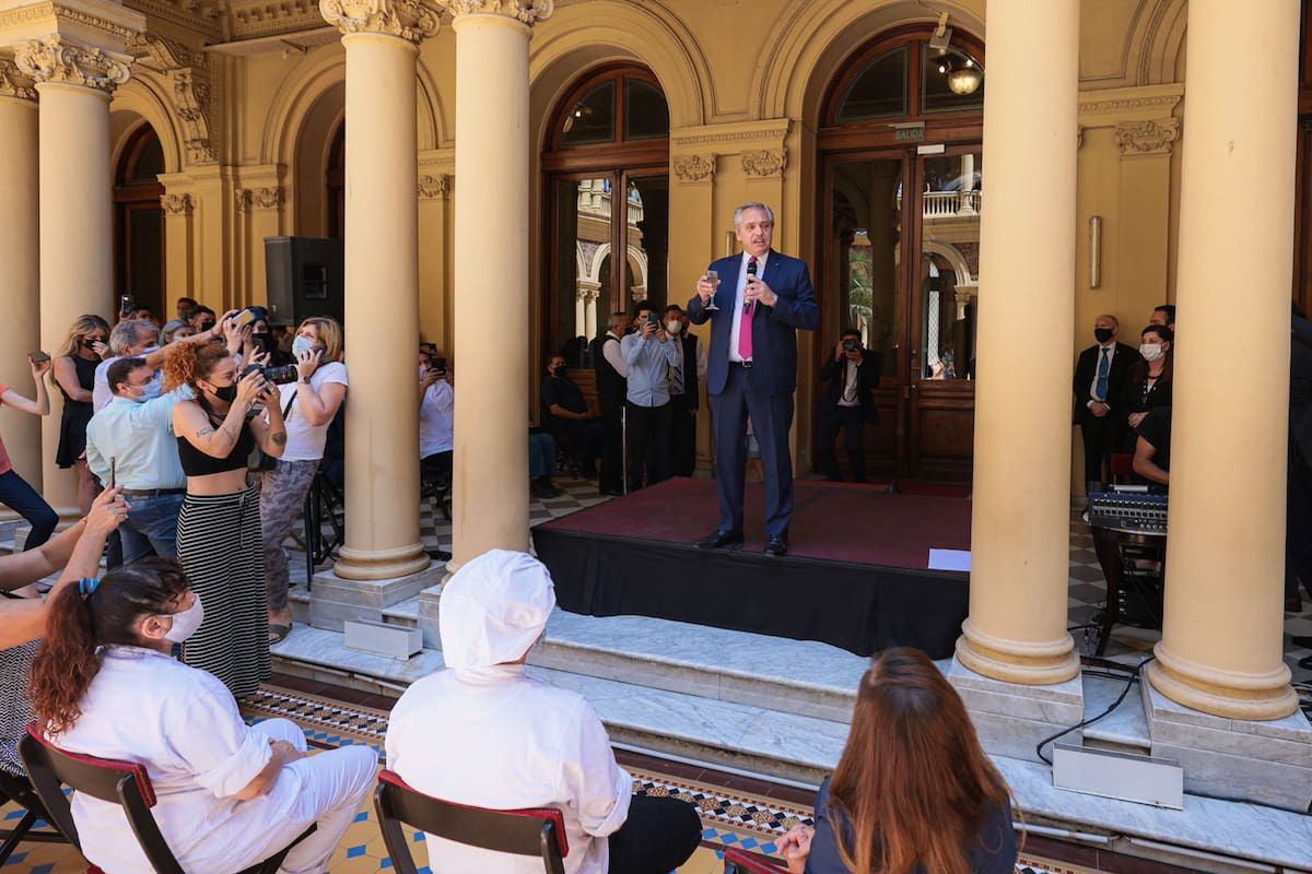 Alberto Fernández brinda con los empleados de Casa Rosada