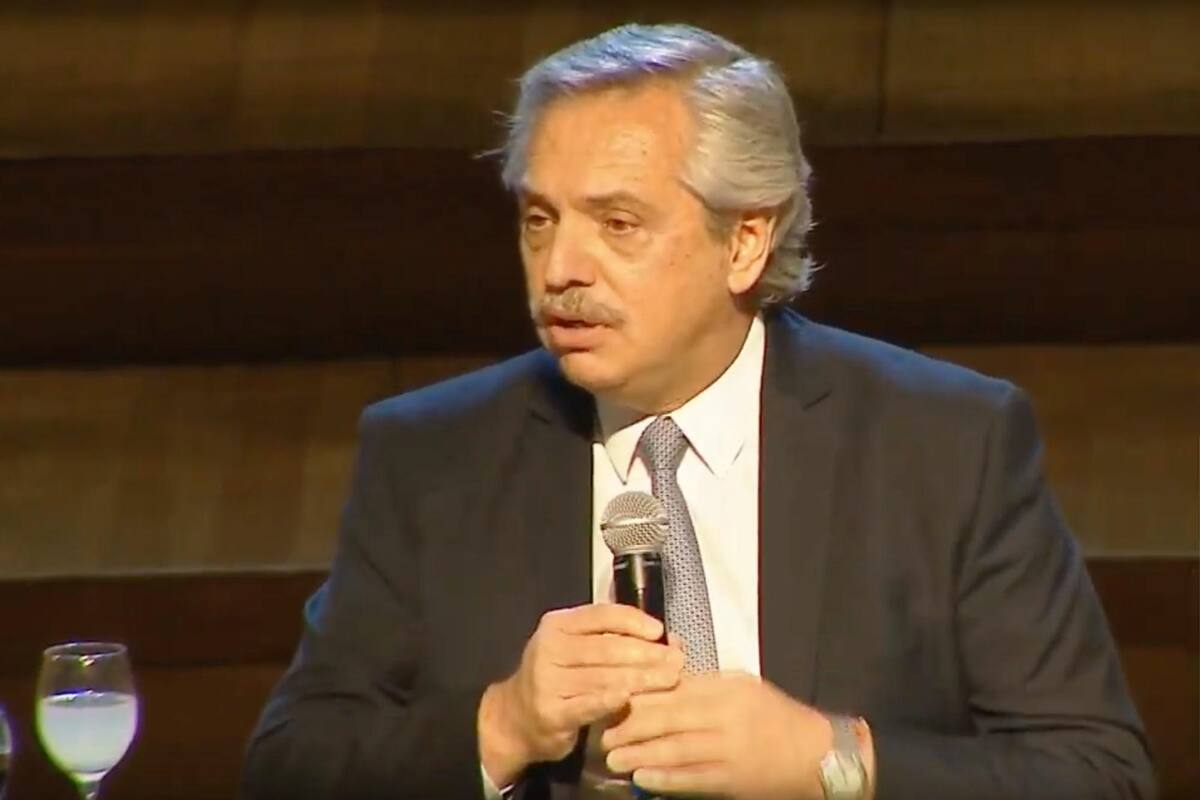 Alberto Fernández brinda un discurso desde el CCK junto a la ministra de Género y Diversidad