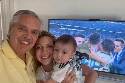 Alberto Fernández celebró con su mujer y su hijo el campeonato mundial del seleccionado