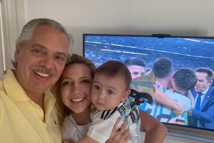 Alberto Fernández celebró con su mujer y su hijo el campeonato mundial del seleccionado