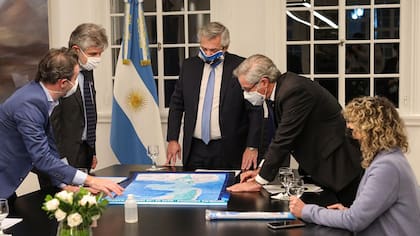 Alberto Fernández firmó una ley para incorporar a la cartografía oficial del país los nuevos límites externos de la plataforma continental, aprobados por la ONU