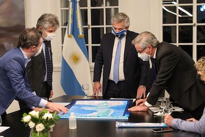 Alberto Fernández, al firmar una ley para incorporar a la cartografía oficial del país los nuevos límites externos de la plataforma continental, aprobados por la ONU