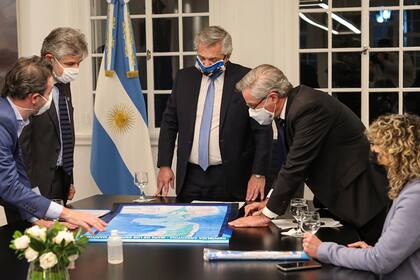 Alberto Fernández (centro) firmó una ley para incorporar a la cartografía oficial del país los nuevos límites externos de la plataforma continental, aprobados por la ONU.