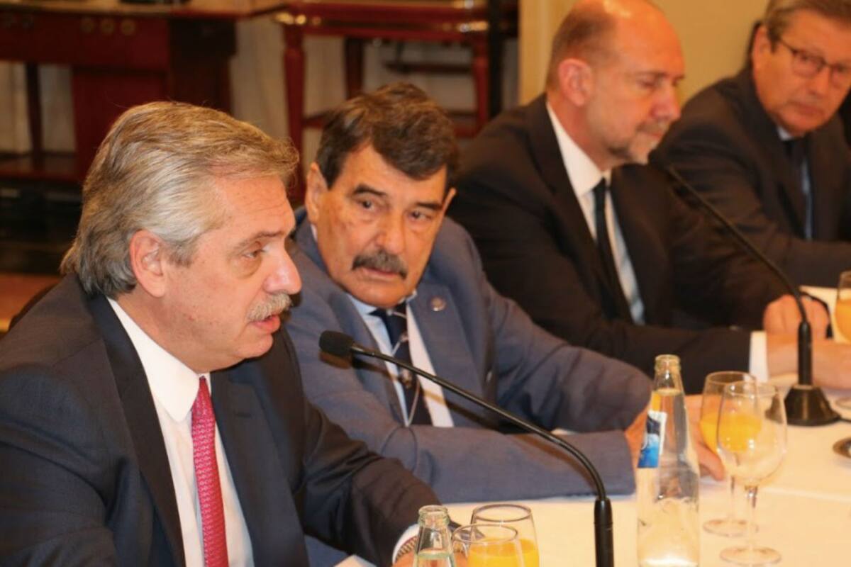 Alberto Fernández, con Alberto Padoán, presidente de la Bolsa de Rosario y el gobernador electo de Santa Fe, Omar Perotti