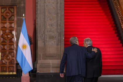 Alberto Fernández, con Andrés Manuel López Obrador, en el palacio presidencial de México; el caso de las vacunas vip estuvo presente en la conferencia de prensa que dieron ambos