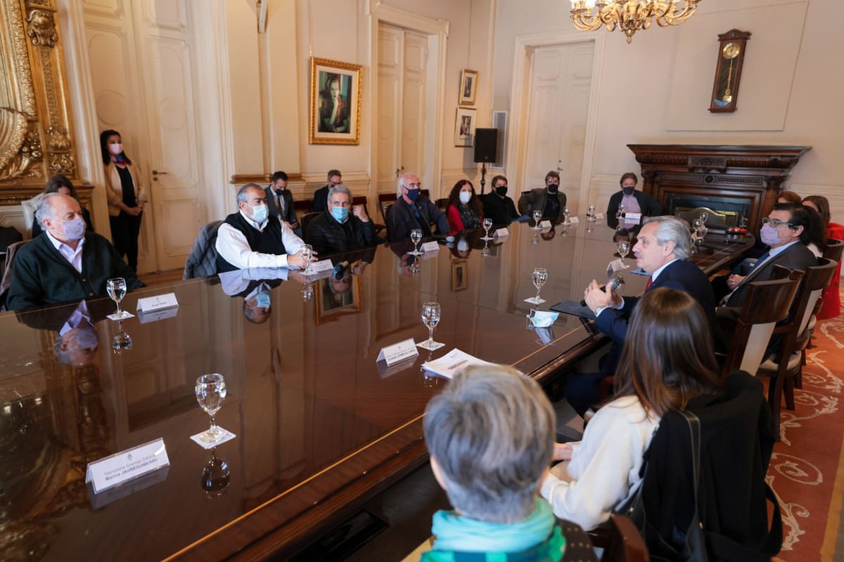 Alberto Fernández con diputados y la CGT en la Rosada