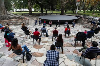 Alberto Fernández con dirigentes de La Garganta Poderosa y funcionarios, en Olivos