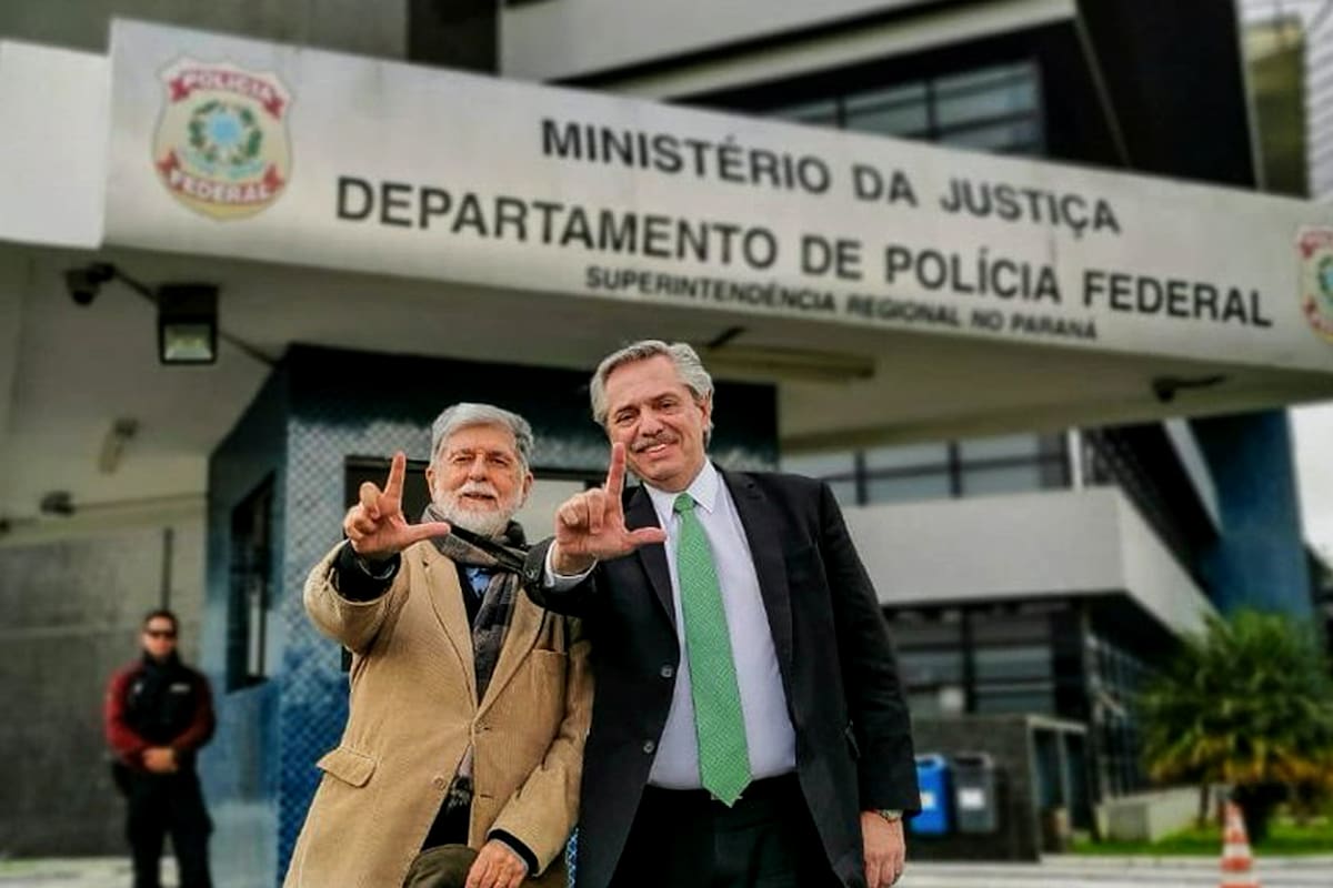 Alberto Fernández con el excanciller brasileño Celso Amorim, en el departamento de policía de Curitiba