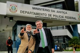 Fernández visitó a Lula en prisión y buscó trazar un paralelo con Cristina