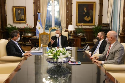 Alberto Fernández con el presidente de la Cámara de Diputados Sergio Massa, el ministro de Economía Martín Guzmán y el secretario de Hacienda, Raúl Rigo