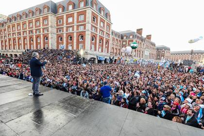 Alberto Fernández con el público, durante el acto en Mar del Plata