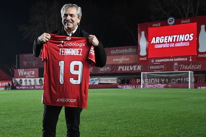 Alberto Fernández, con la camiseta de su club, Argentinos Juniors. Esta semana, el club lo hizo socio honorario: fue el regalo por su cumpleaños 61.