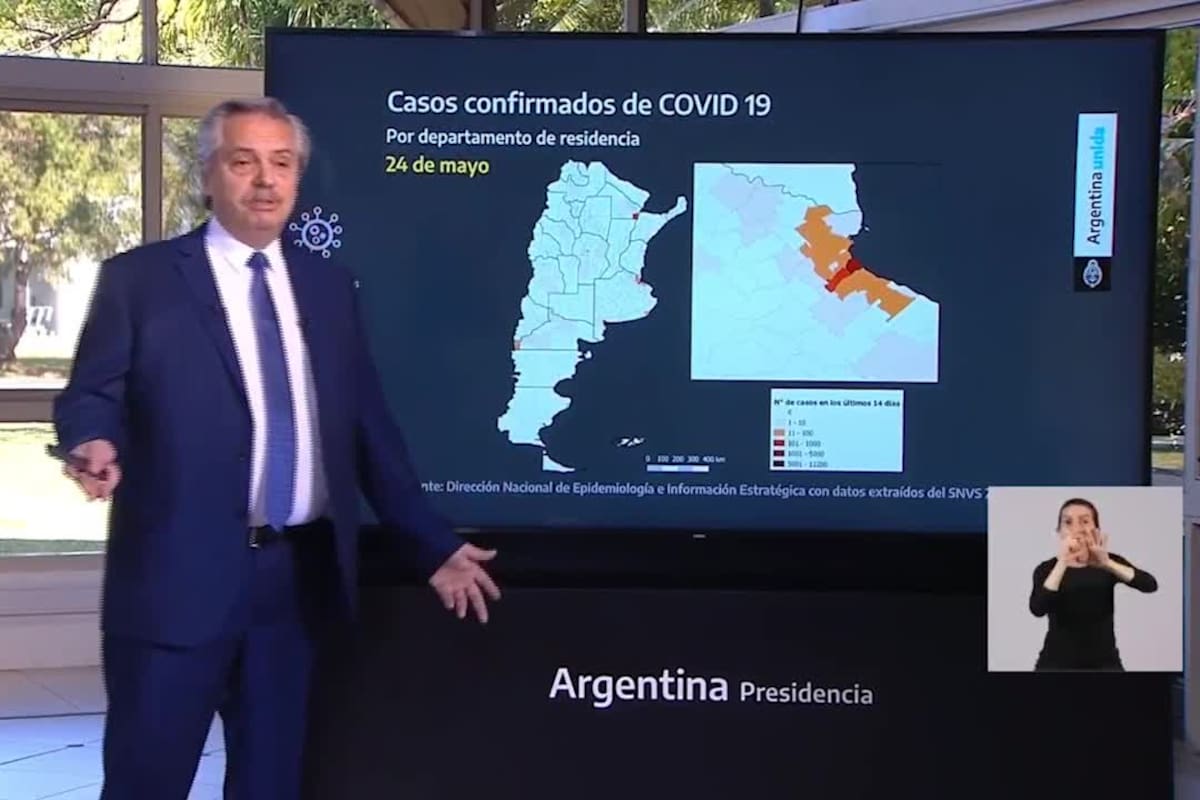 Alberto Fernández, con las filminas que muestran cuadros estadísticos de Covid