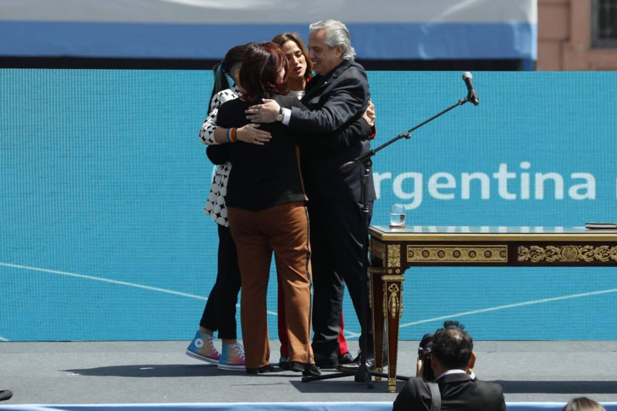 Alberto Fernández con las ministras que eligió "sin consultar": Victoria Tolosa Paz, Raquel Kismer de Olmos y Ayelén Mazzina