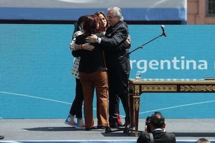 Alberto Fernández con las ministras que eligió "sin consultar": Victoria Tolosa Paz, Raquel Kismer de Olmos y Ayelén Mazzina