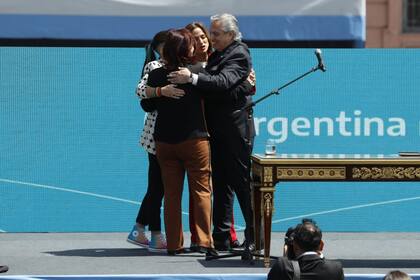 Alberto Fernández con las ministras que eligió "sin consultar": Victoria Tolosa Paz, Raquel Kismer de Olmos y Ayelén Mazzina