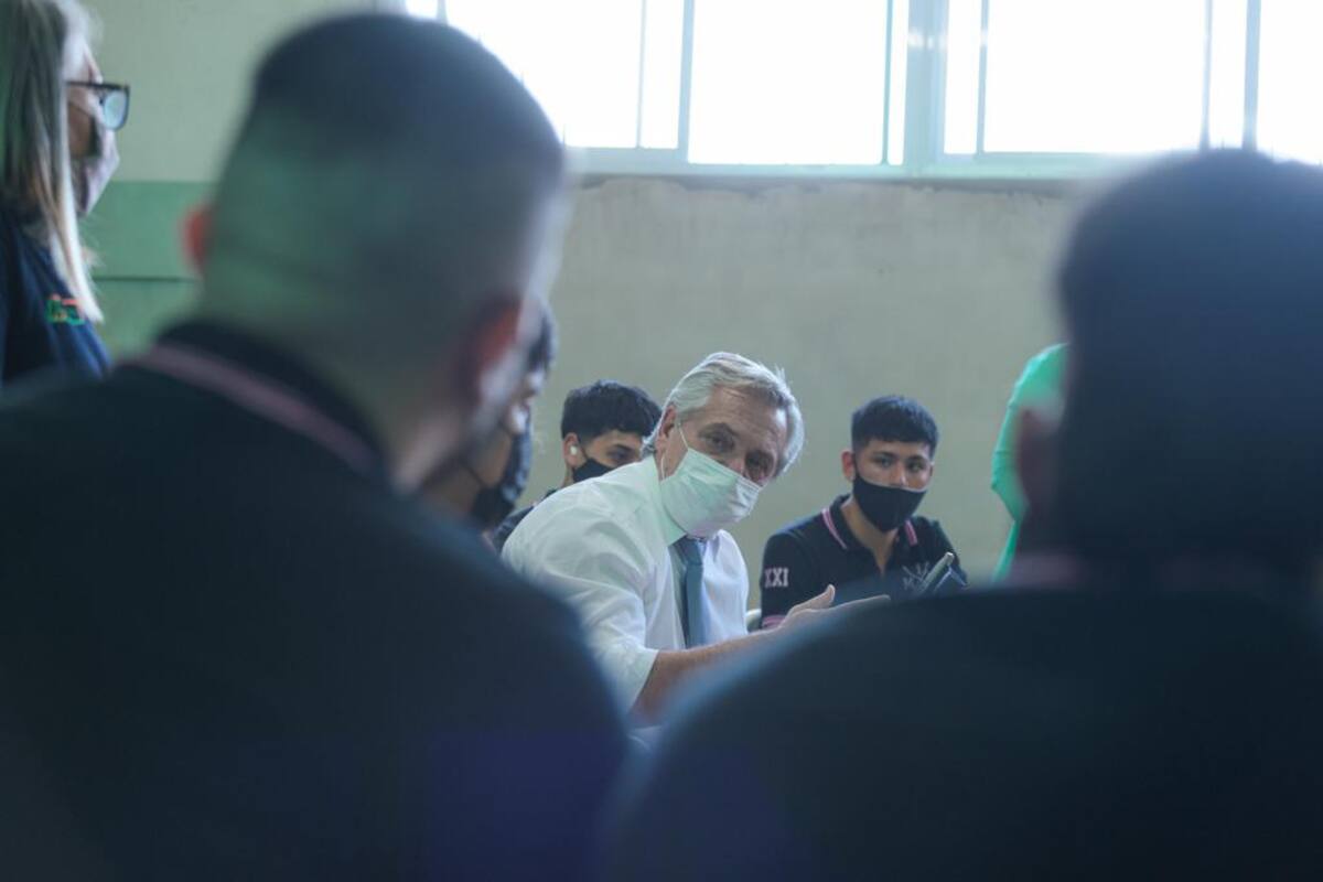 Alberto Fernández con los alumnos del Colegio Modelo San José, en Temperley
