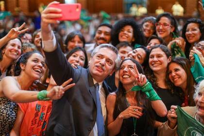 El sector de los "pañuelos verdes" del Frente de Todos impulsa un proyecto de ley tras el mensaje favorable de Alberto Fernández