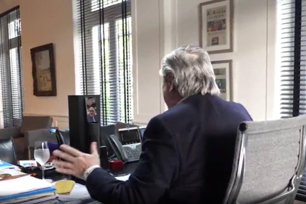 Alberto Fernández conversa por videollamada con Sebastián Piñera, el sábado, en Olivos, previo a una semana en la que intentará relanzar su gestión. Crédito: Presidencia