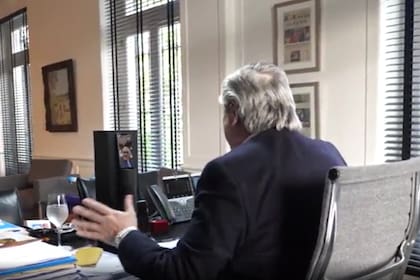 Alberto Fernández conversa por videollamada con Sebastián Piñera, el sábado, en Olivos, previo a una semana en la que intentará relanzar su gestión. Crédito: Presidencia