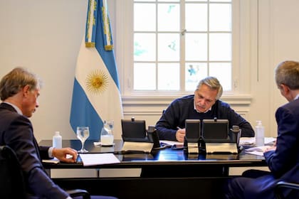 Alberto Fernández conversó con Emmanuel Macron y recordó a Albert Camus