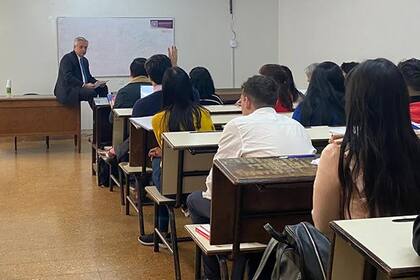El presidente Alberto Fernández dio este miércoles clases en la Universidad de Buenos Aires