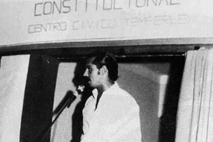 Alberto Fernández, delgado y peinado a la gomina, en la inauguración de un local del Partido Nacionalista Constitucional en la localidad bonaerense de Temperley, durante un acto que se desarrolló en 1984, según fuentes de ese partido