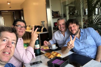Alberto Fernández desayunando en su casa con Leandro Santoro