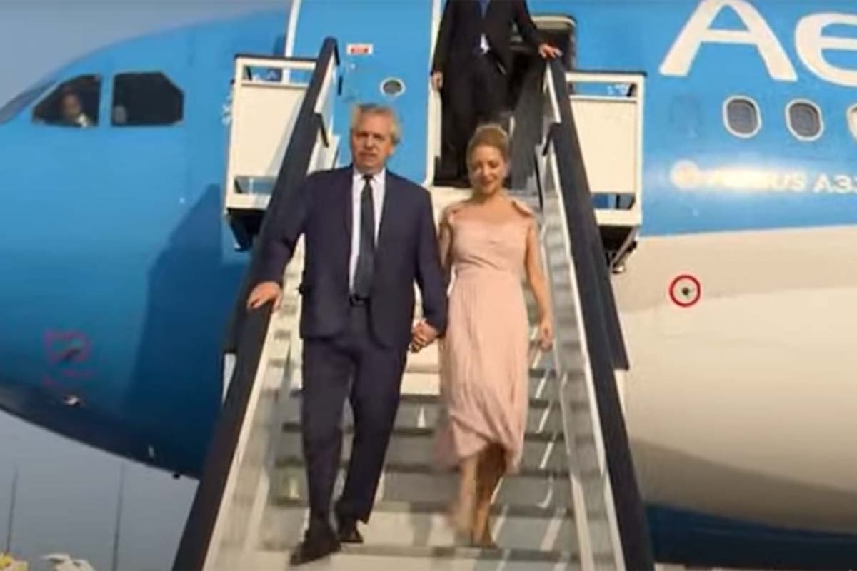 Alberto Fernández desciende de su vuelo junto a la Primera Dama en Nueva York