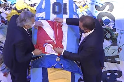 Alberto Fernández despide a Diego Maradona en la Casa Rosada