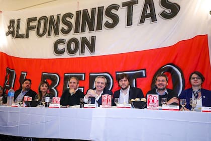 Alberto Fernández destacó que "Alfonsín fue un hombre inigualable, de una enorme generosidad y una mayor capacidad política"