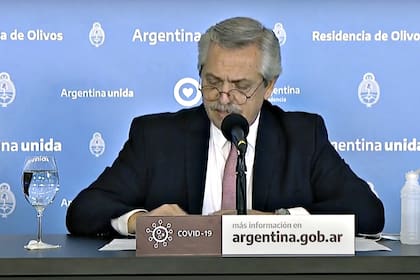 Alberto Fernández, ayer, al anunciar cómo sigue la cuarentena