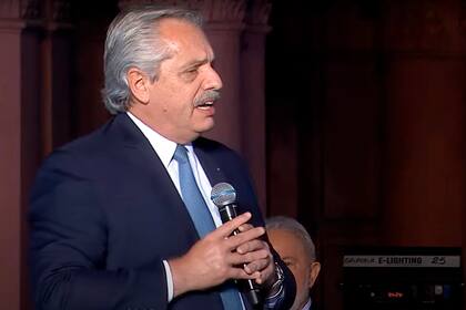 Alberto Fernández durante el acto por el día de la Democracia
